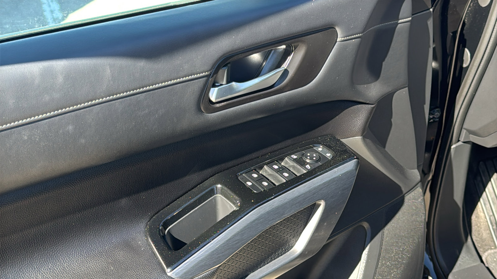 Used 2023 Nissan Pathfinder SL w/ Black Appearance Package image 12