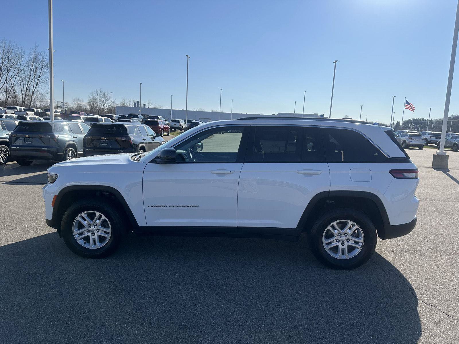 Used 2023 Jeep Grand Cherokee Laredo AWD/4WD image 2