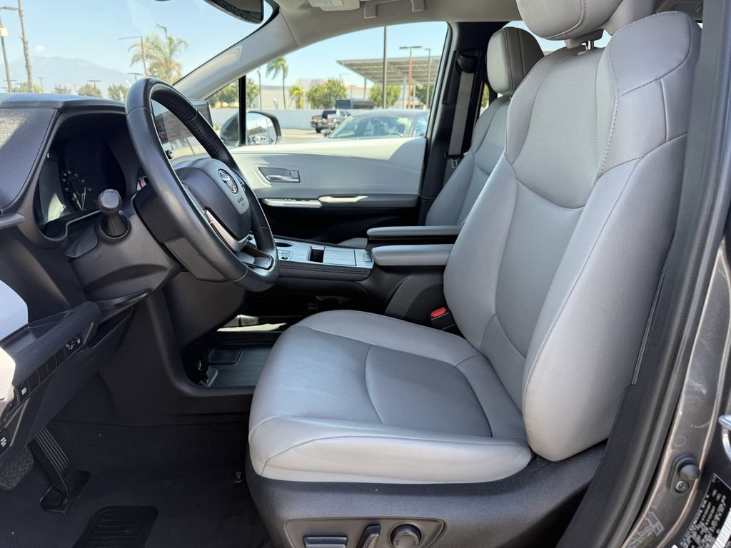 Used 2025 Toyota Sienna XLE FWD image 12
