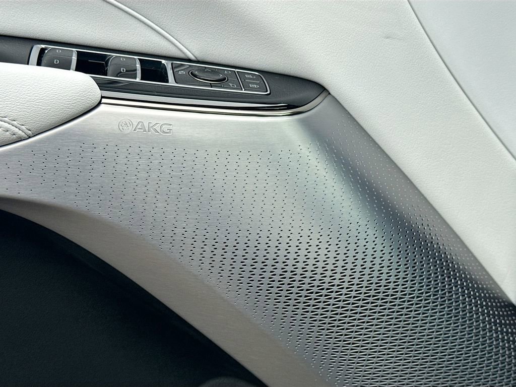 New 2025 Cadillac Lyriq Luxury w/ LPO, Floor Liner Package image 18