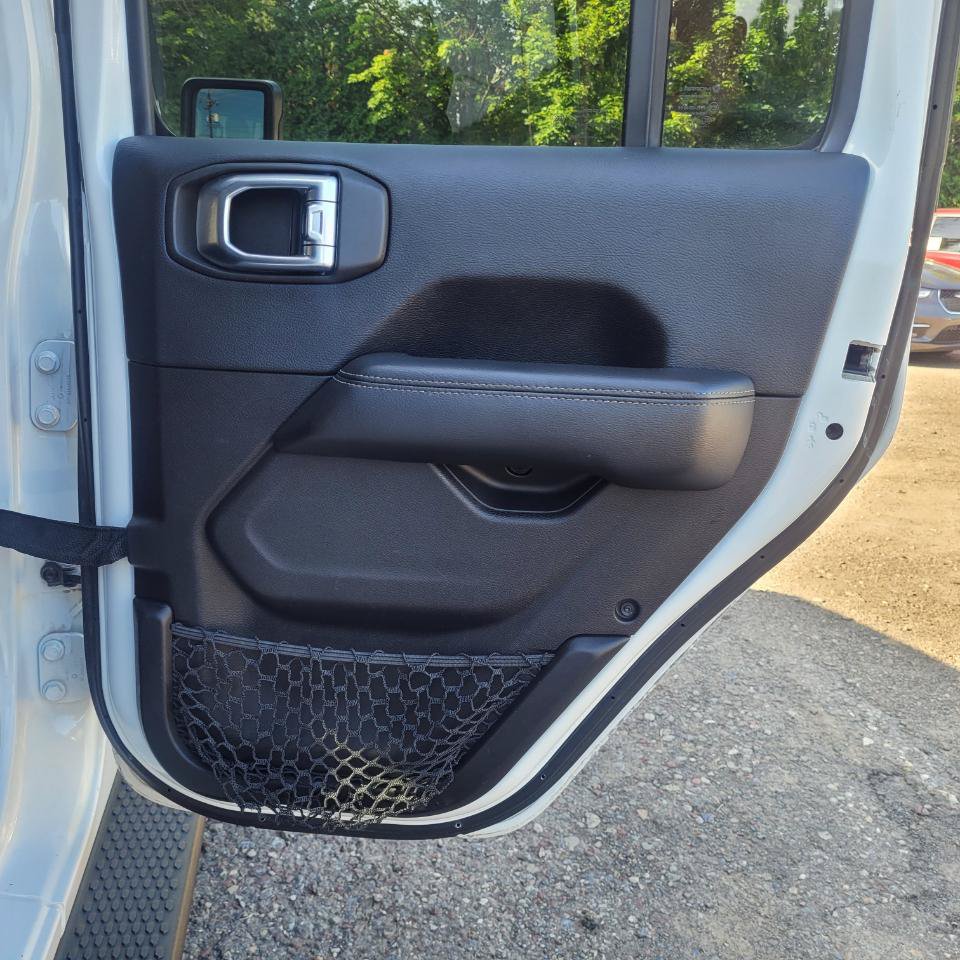 Used 2018 Jeep Wrangler Unlimited Sahara AWD/4WD image 28
