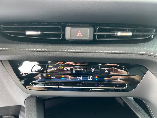 Used 2023 Buick Envision Essence AWD/4WD image 32