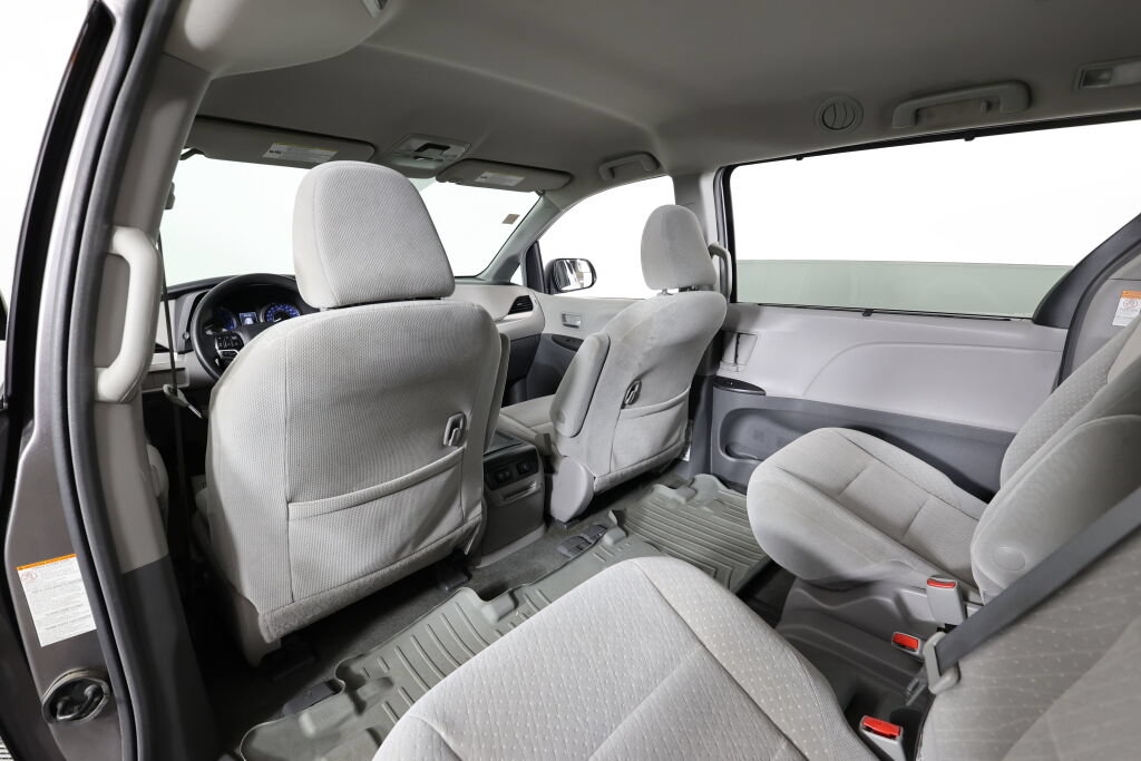 Used 2018 Toyota Sienna LE FWD image 14