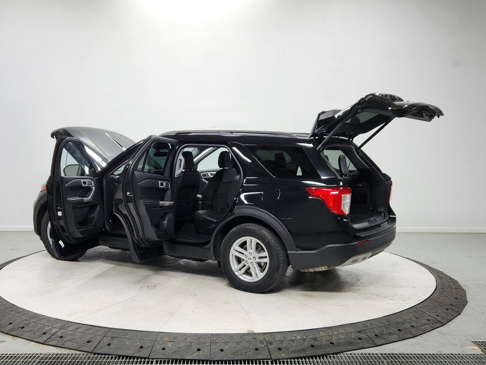 Used 2024 Ford Explorer XLT w/ Equipment Group 202A image 13