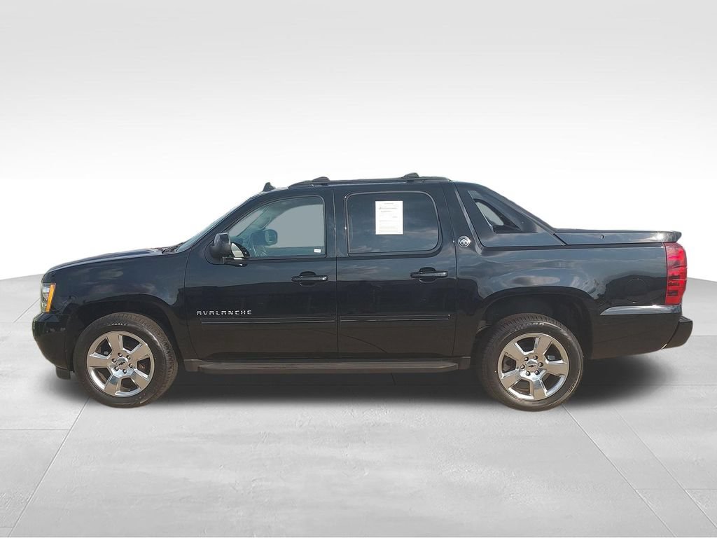 Used 2013 Chevrolet Avalanche LS RWD image 2