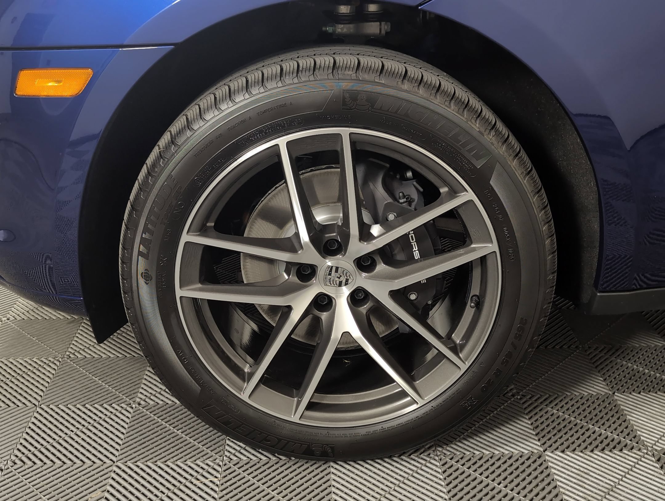 Certified 2025 Porsche Macan AWD/4WD image 14