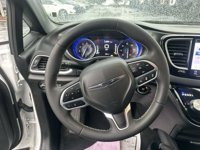 Used 2025 Chrysler Pacifica Select FWD image 13