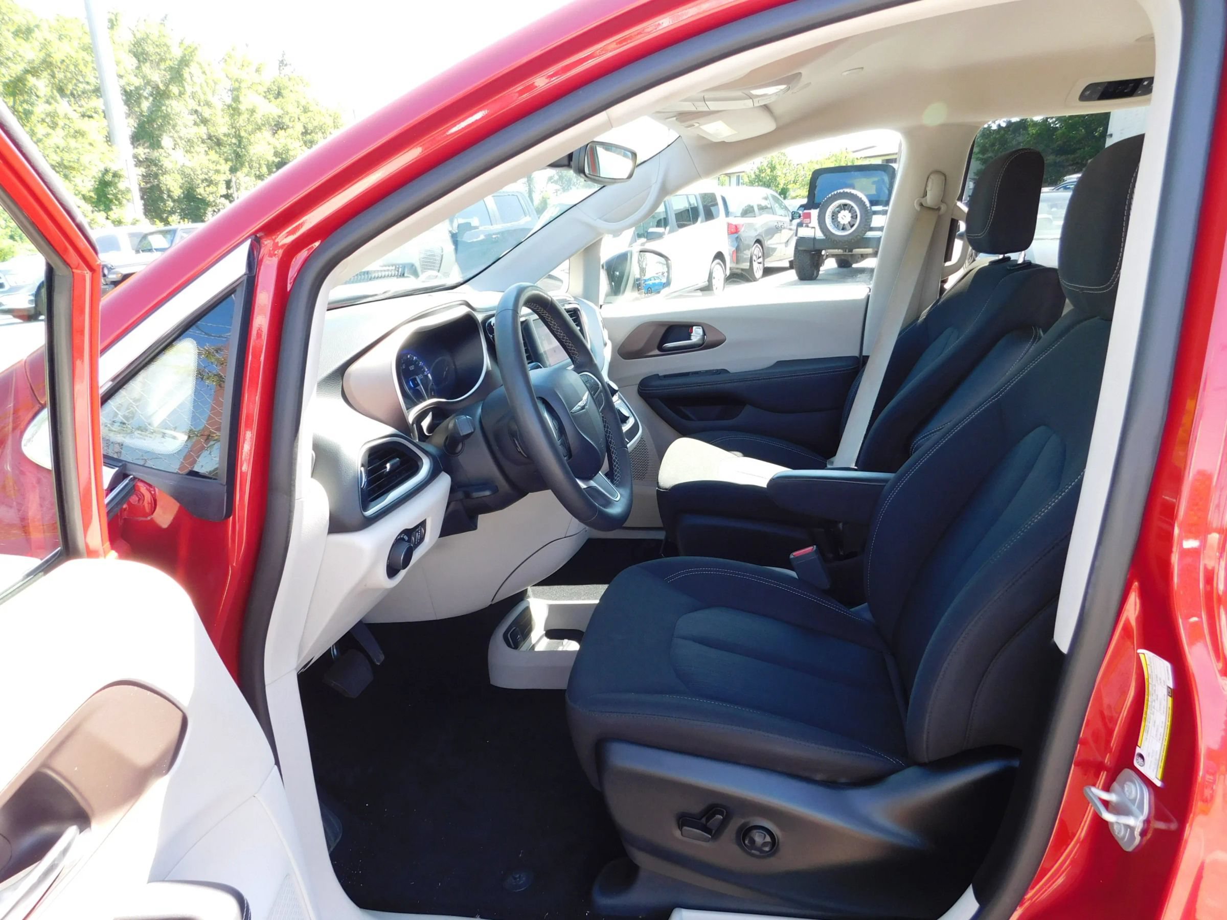Used 2024 Chrysler Voyager LX FWD image 16