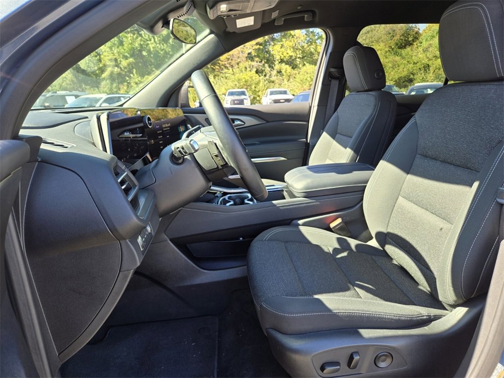 Used 2025 Chevrolet Traverse LT image 10