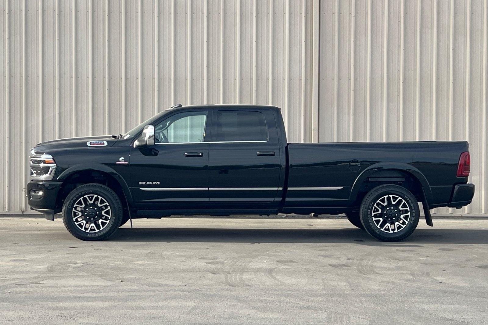 Used 2025 RAM 3500 Limited AWD/4WD image 10