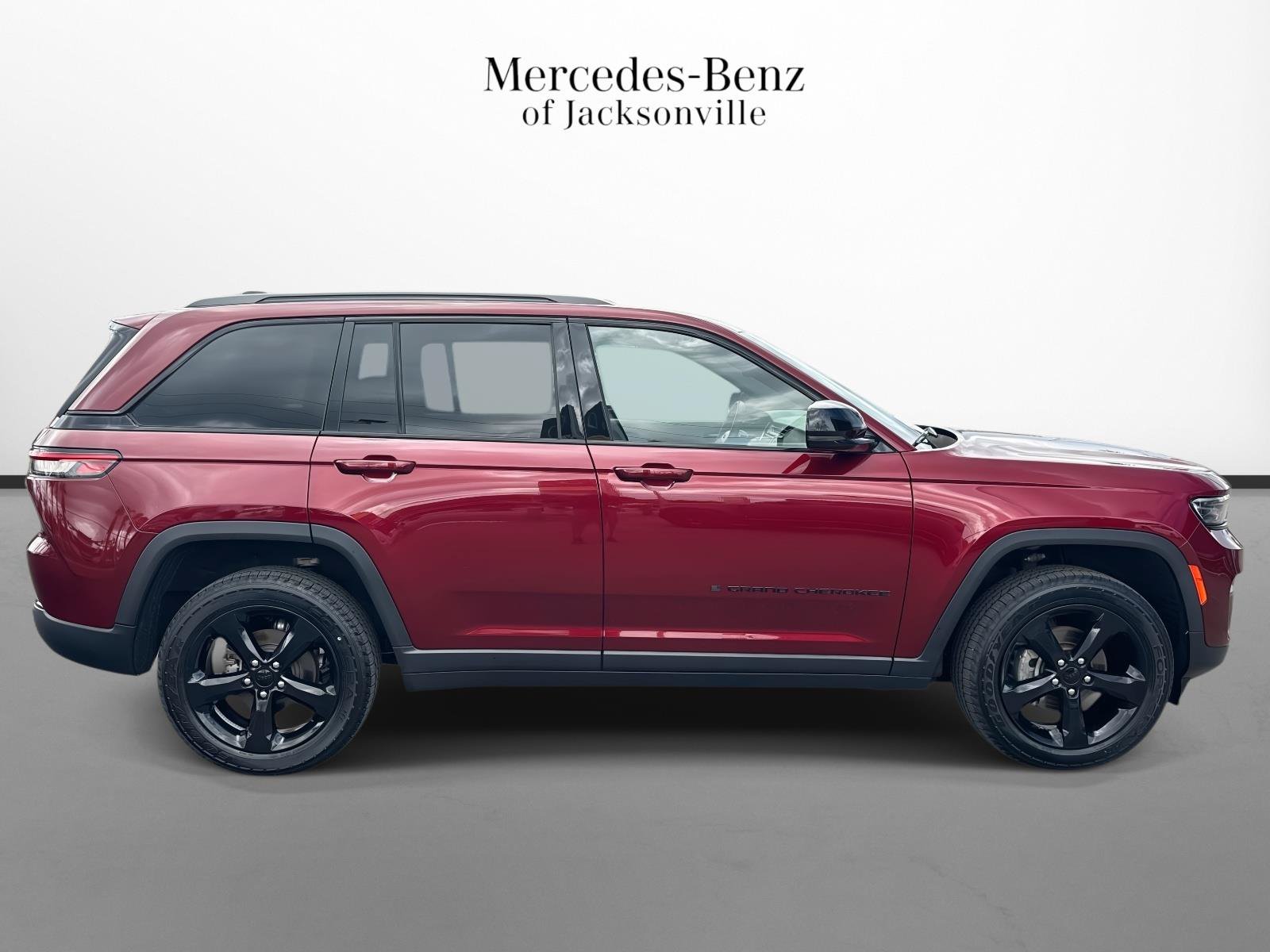 Used 2023 Jeep Grand Cherokee Altitude AWD/4WD image 2