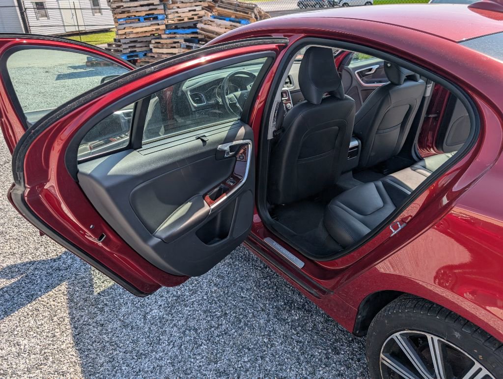 Used 2017 Volvo S60 T5 Inscription image 11