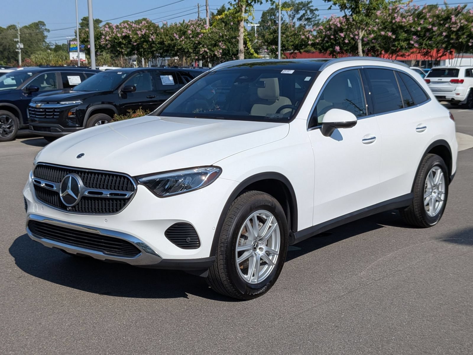 Used 2023 Mercedes-Benz GLC 300 4MATIC w/ Exclusive Trim Package image 7