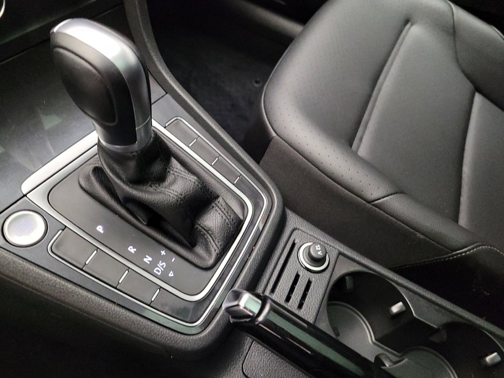 Used 2018 Volkswagen Golf SE image 26