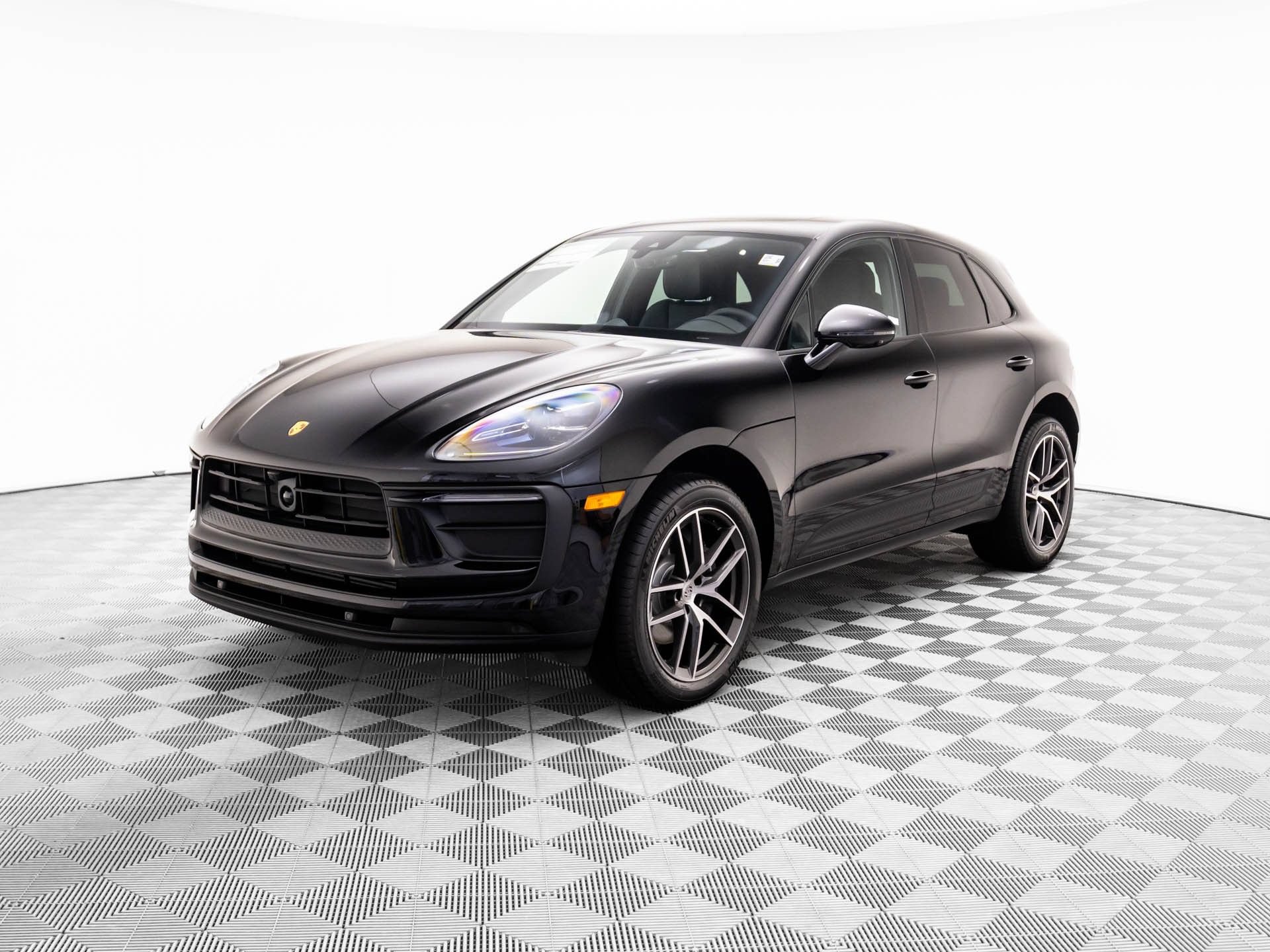 Certified 2026 Porsche Macan AWD/4WD image 1