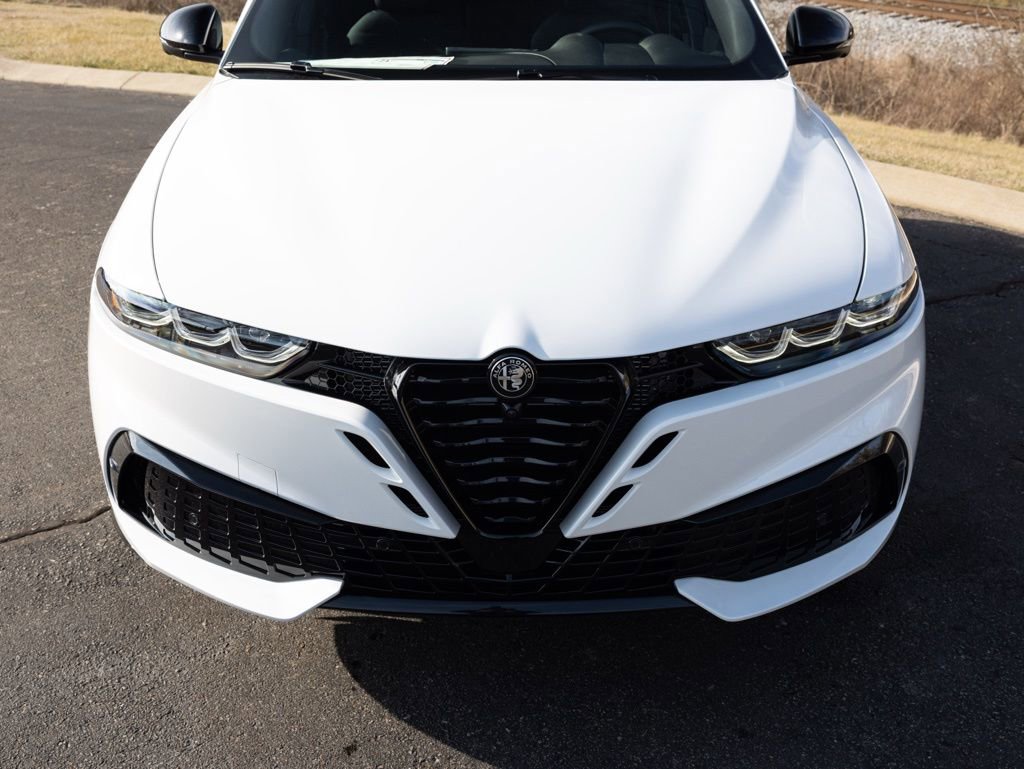 New 2026 Alfa Romeo Tonale w/ Black Premium Package image 14