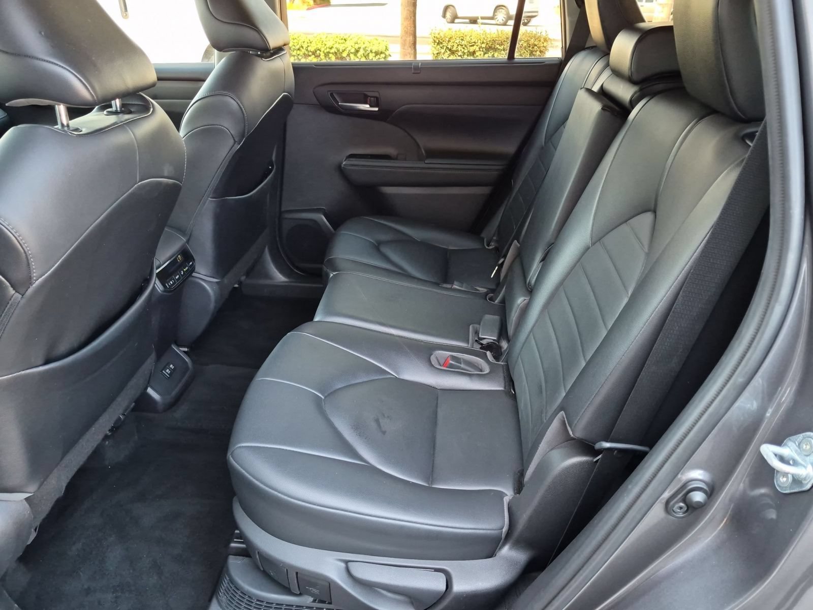 Used 2021 Toyota Highlander XLE FWD image 24