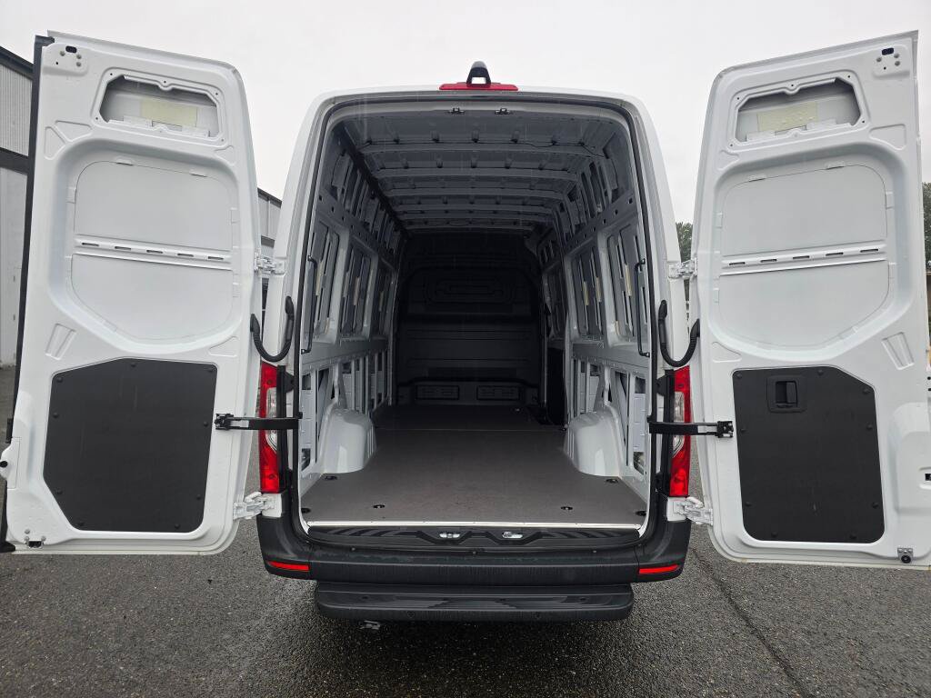 New 2025 Mercedes-Benz eSprinter 170 Cargo image 16