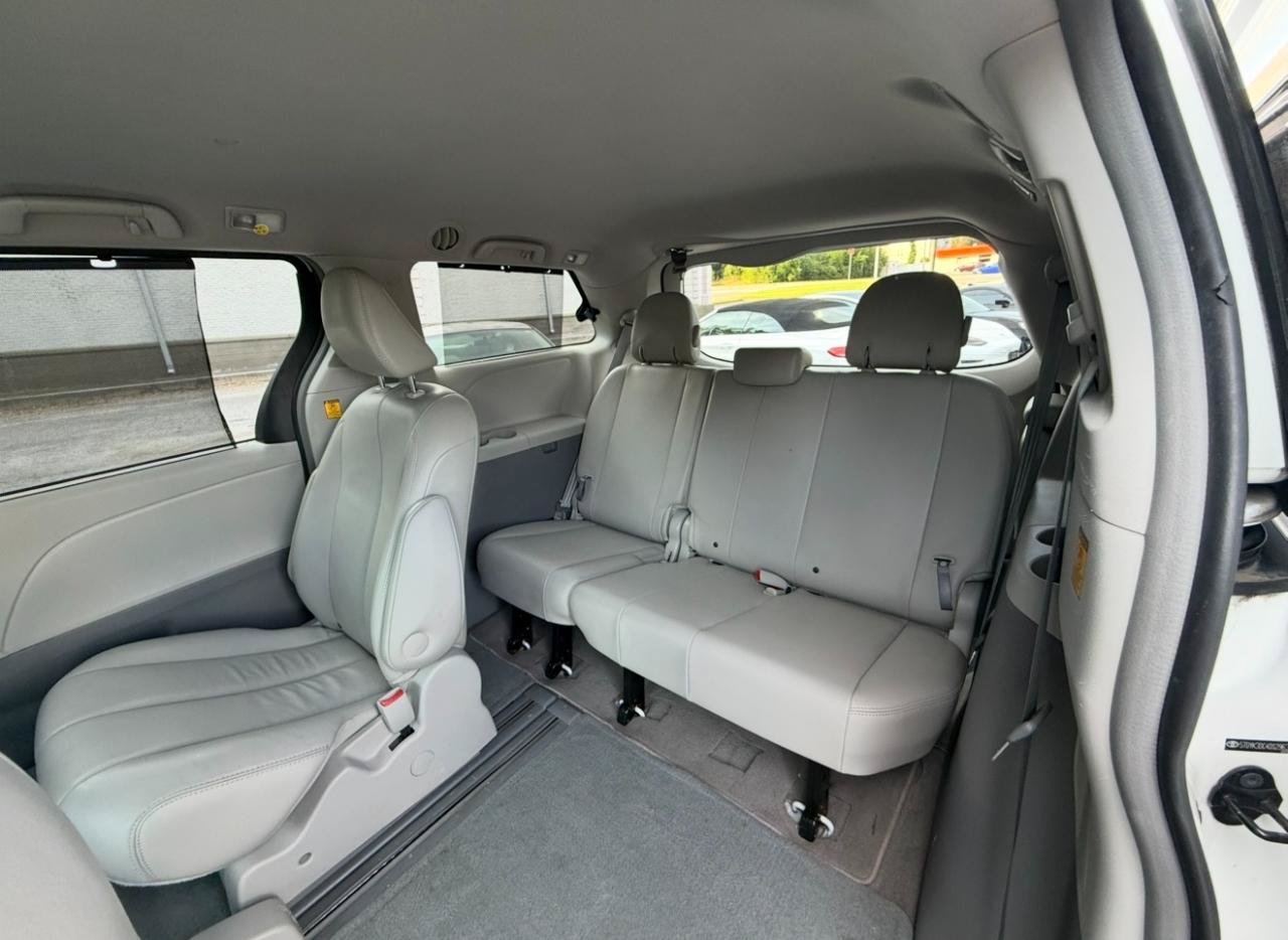 Used 2013 Toyota Sienna XLE FWD image 24
