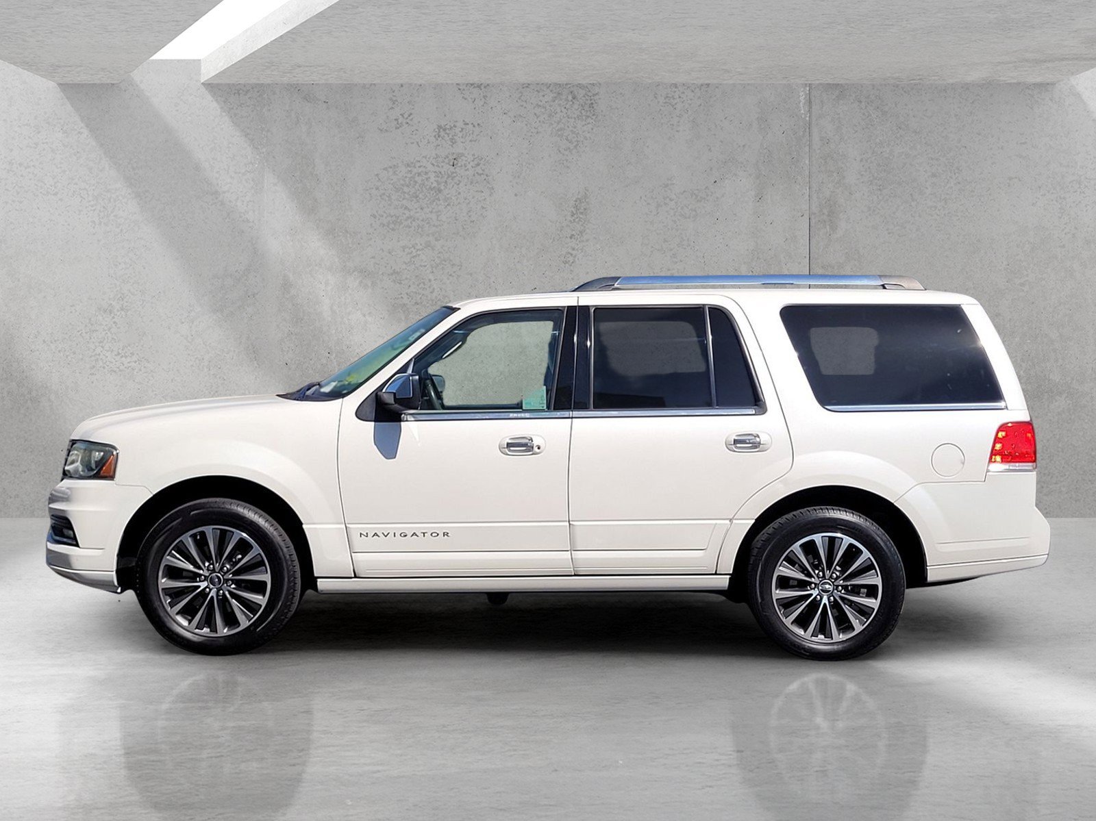 Used 2016 Lincoln Navigator Select RWD image 8