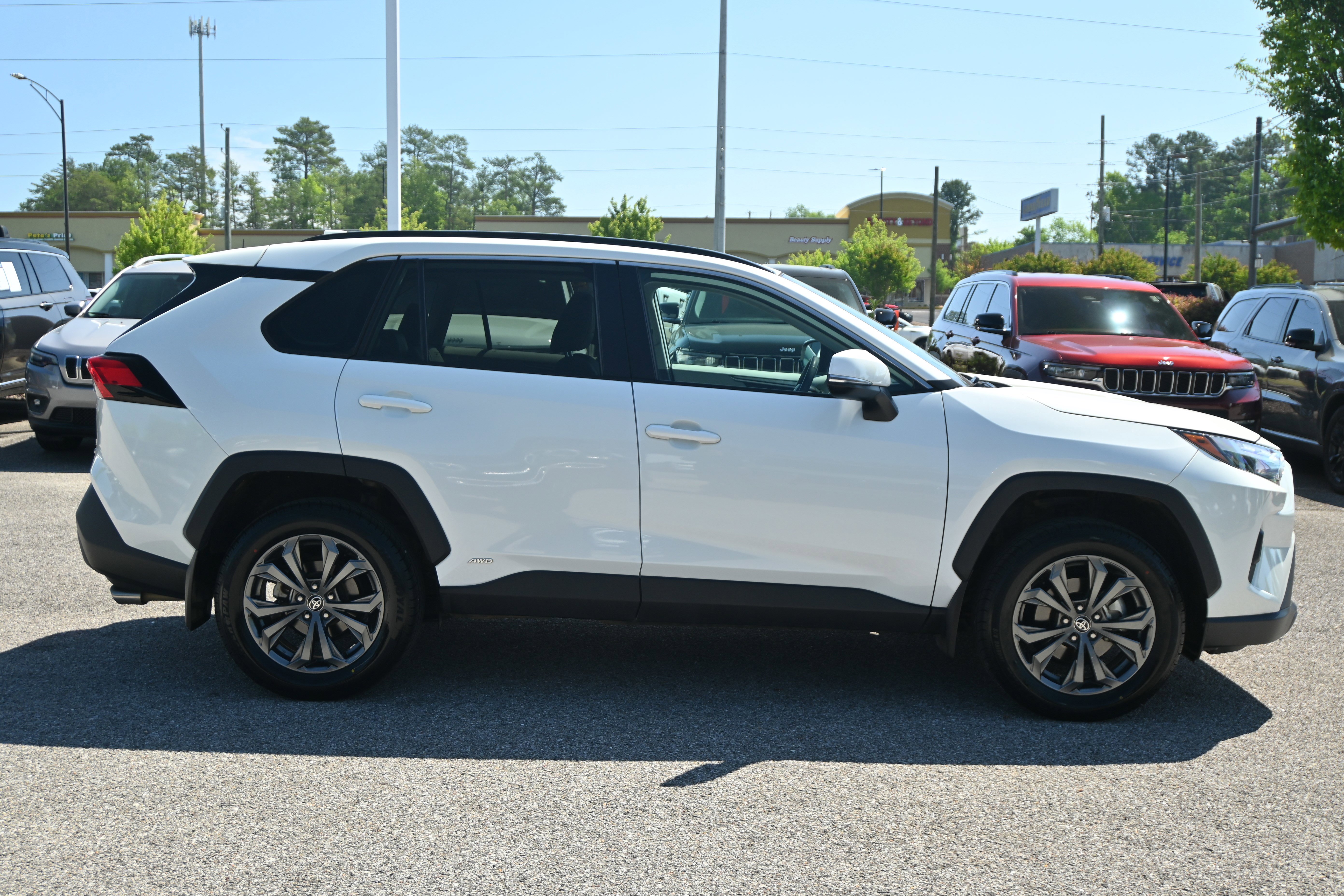 Used 2022 Toyota RAV4 XLE Premium image 17