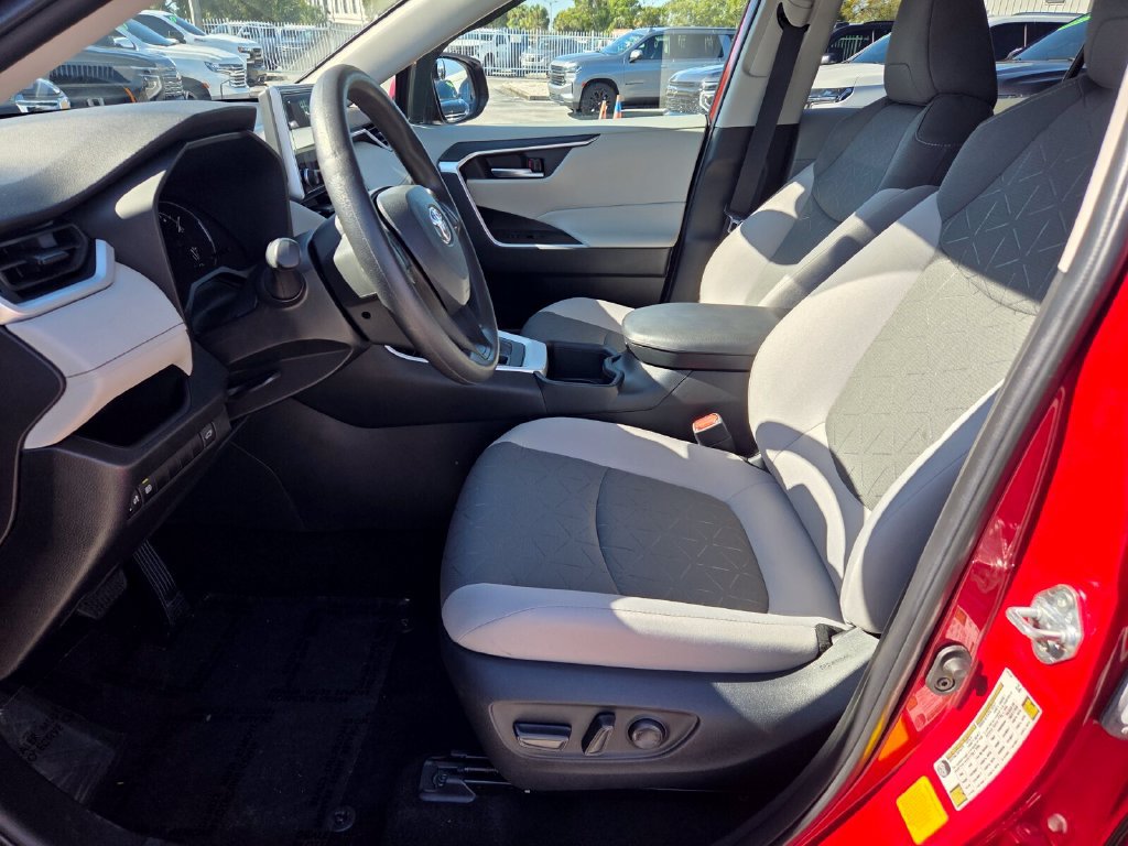 Used 2025 Toyota RAV4 XLE w/ Convenience Package FWD image 4