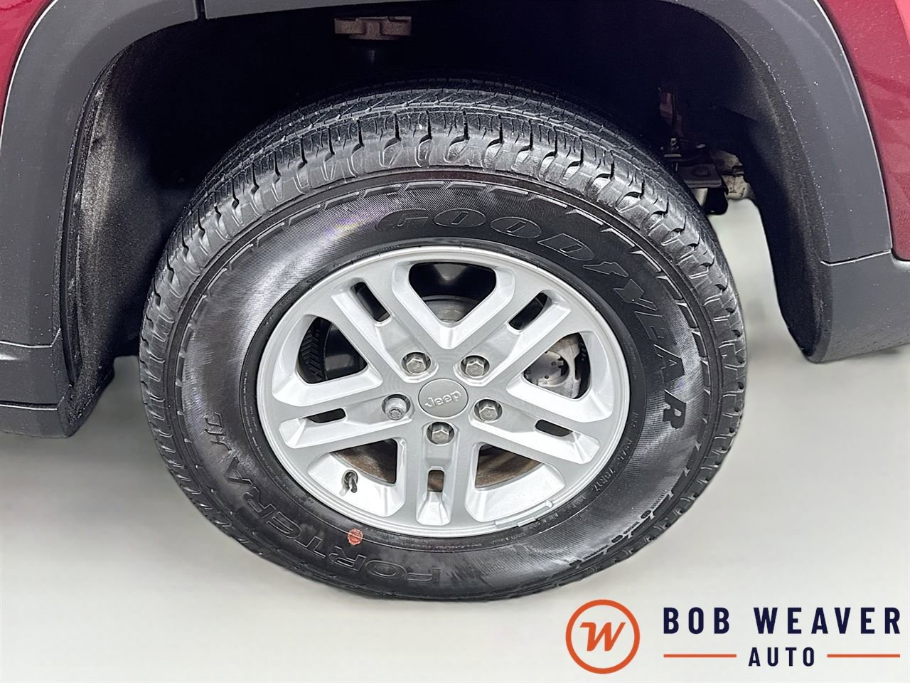 Used 2023 Jeep Grand Cherokee Laredo AWD/4WD image 36