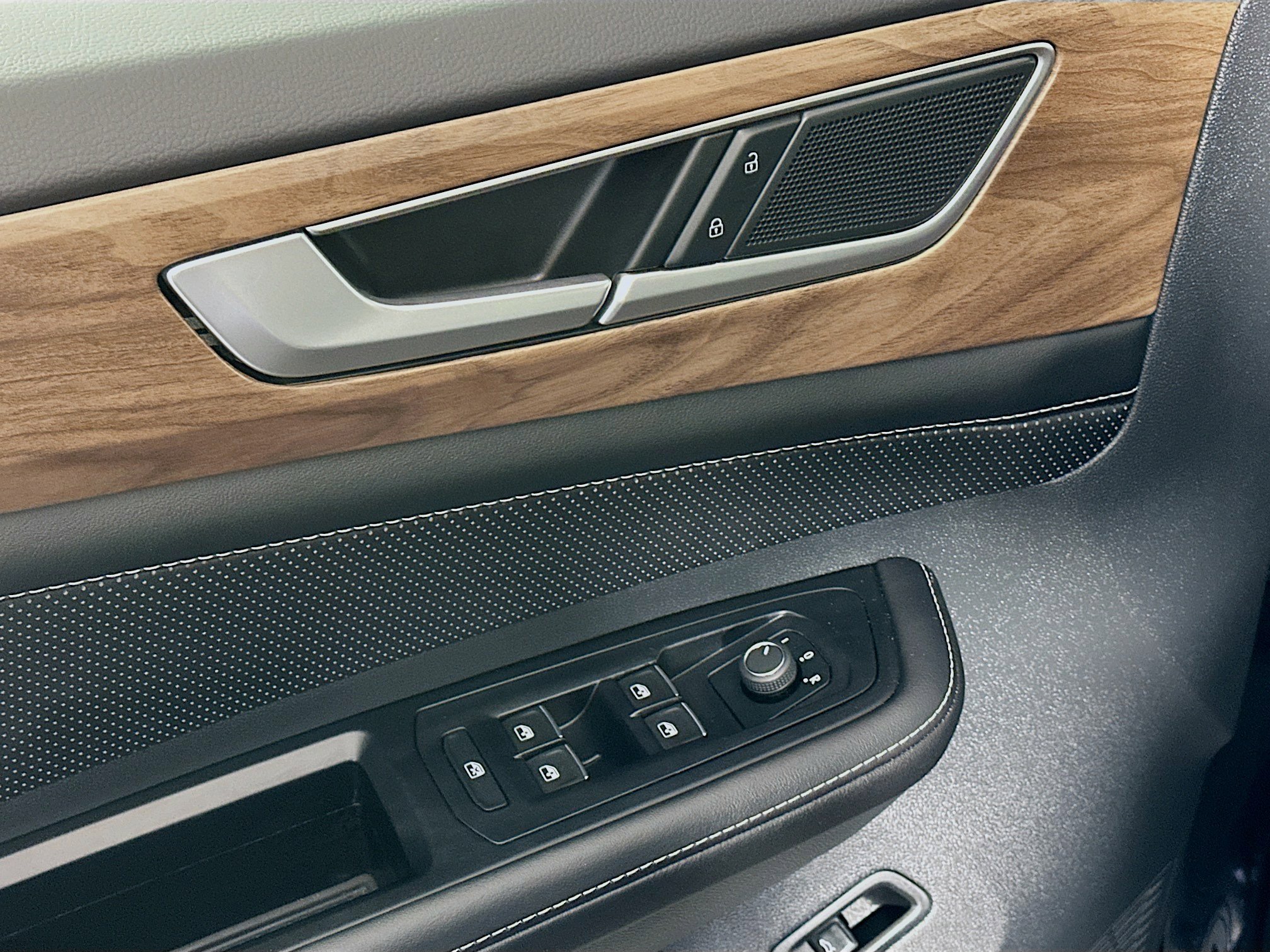 Used 2025 Volkswagen Atlas SE image 15