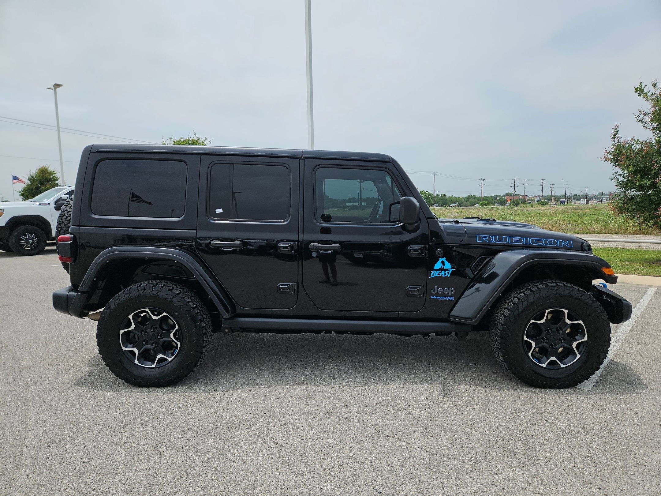 Used 2022 Jeep Wrangler Unlimited Rubicon 4xe AWD/4WD image 2