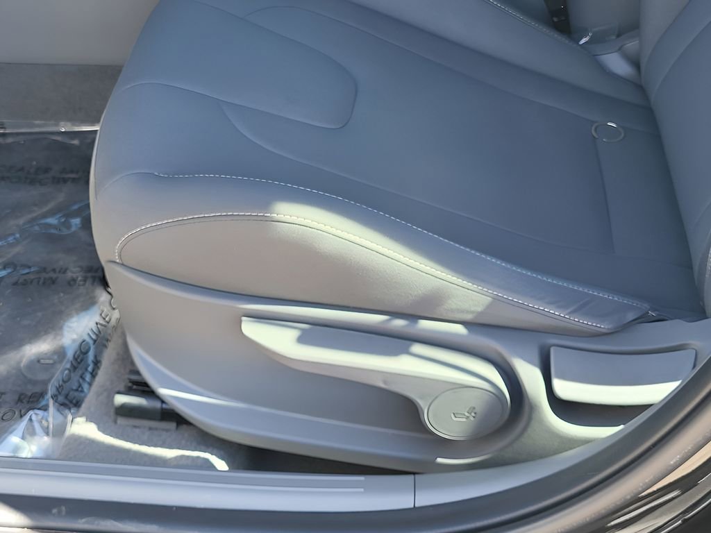 Used 2023 Hyundai Elantra SEL w/ Convenience Package image 12