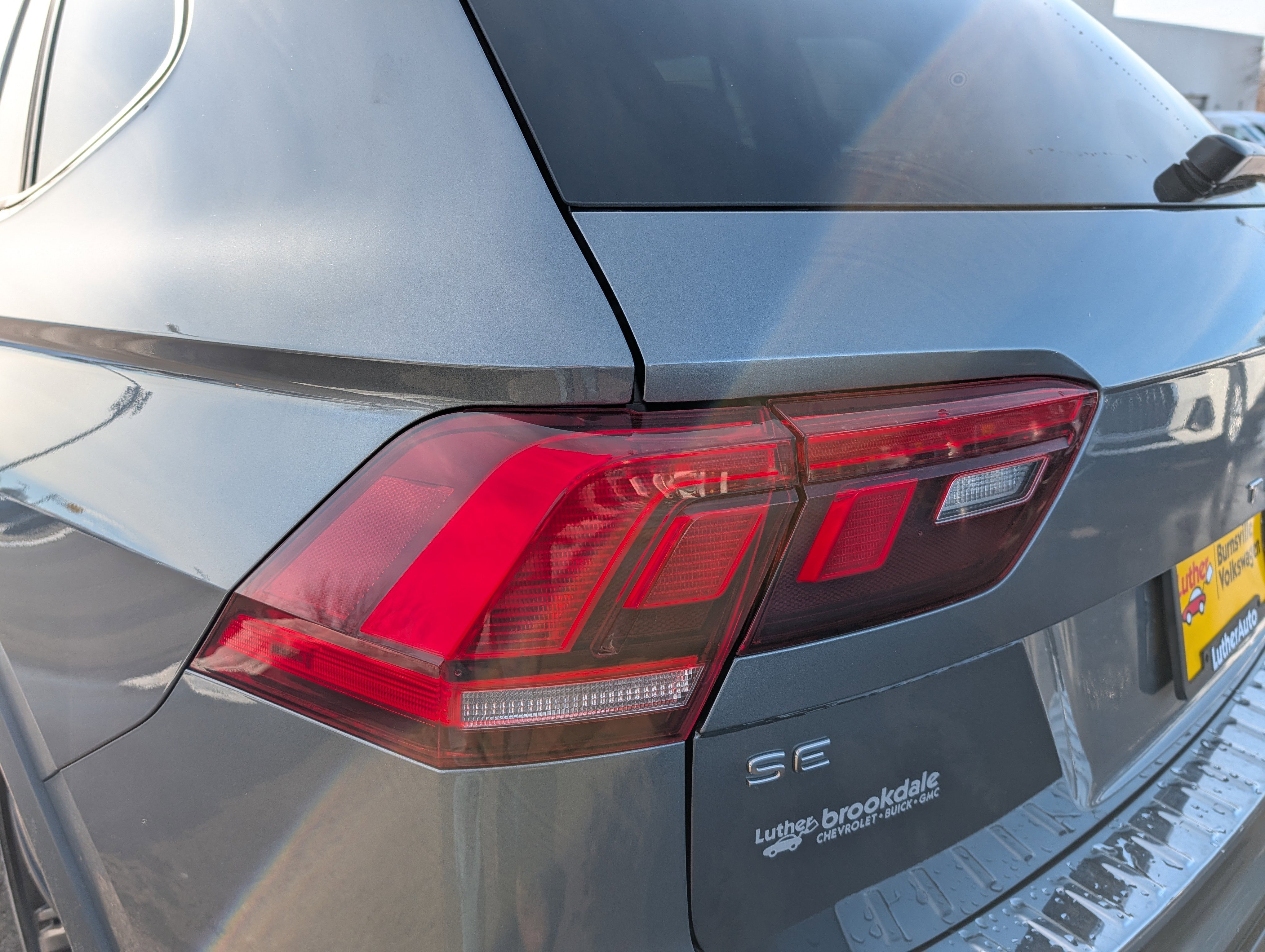 Used 2022 Volkswagen Tiguan SE R-Line image 17