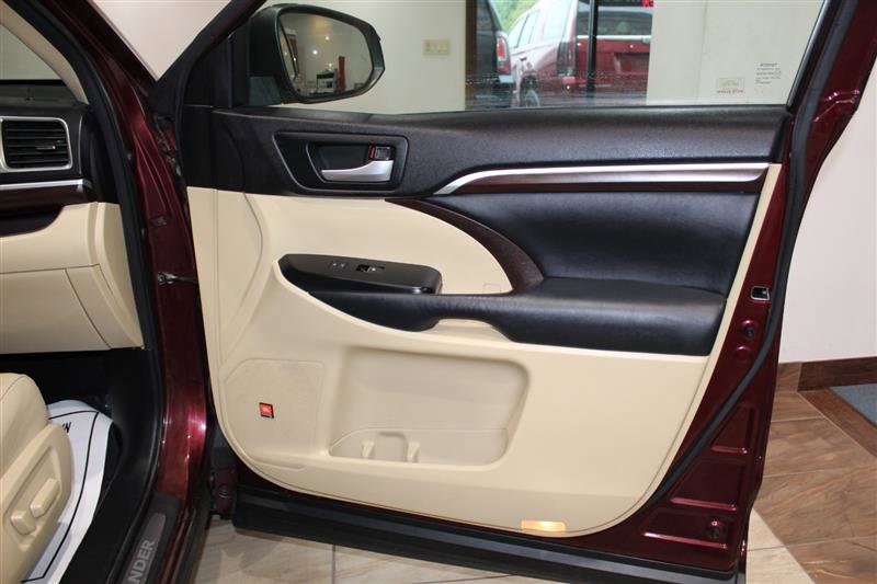 Used 2015 Toyota Highlander Limited AWD/4WD image 32
