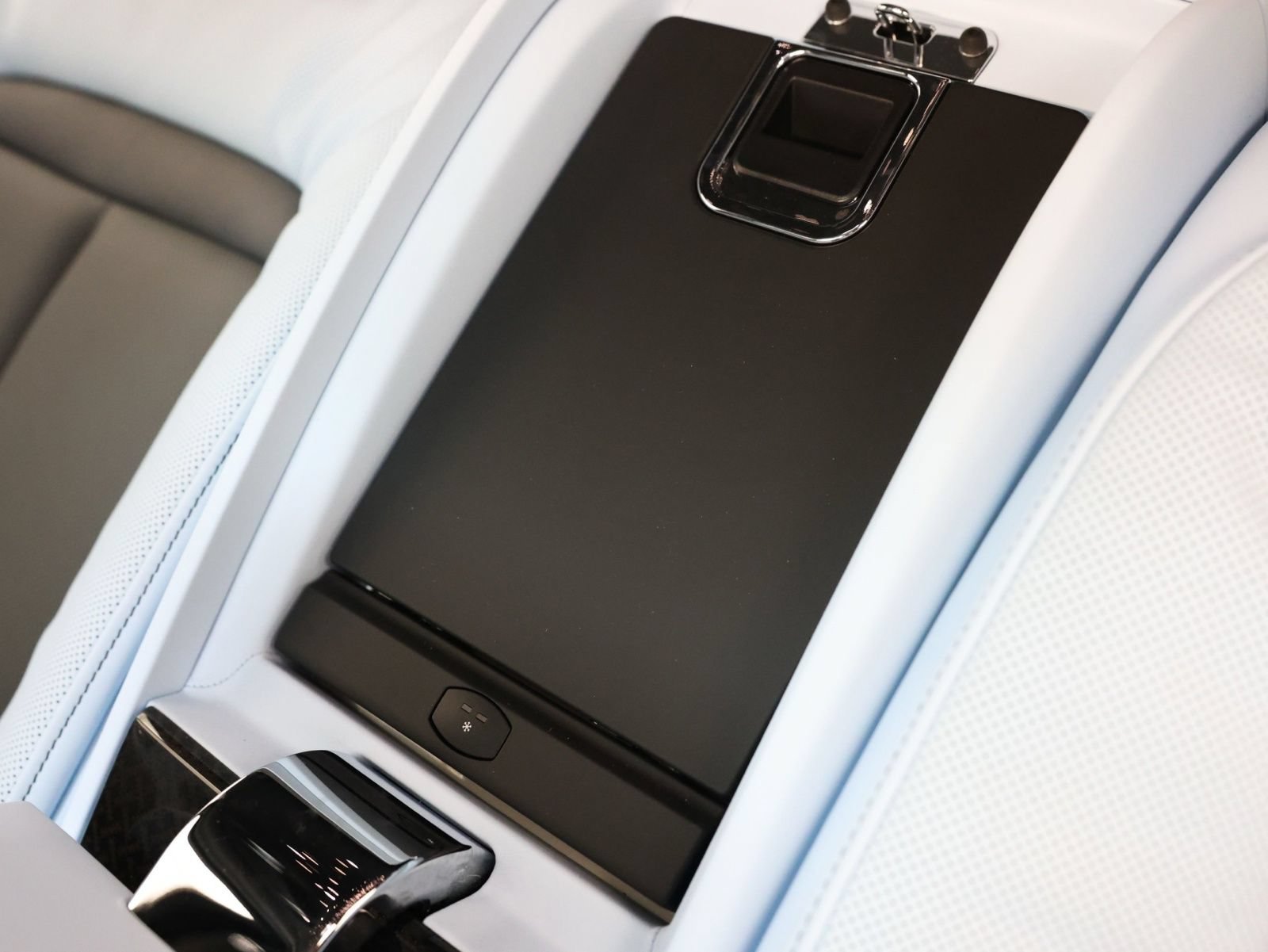 Certified 2025 Rolls-Royce Cullinan Black Badge AWD/4WD image 40