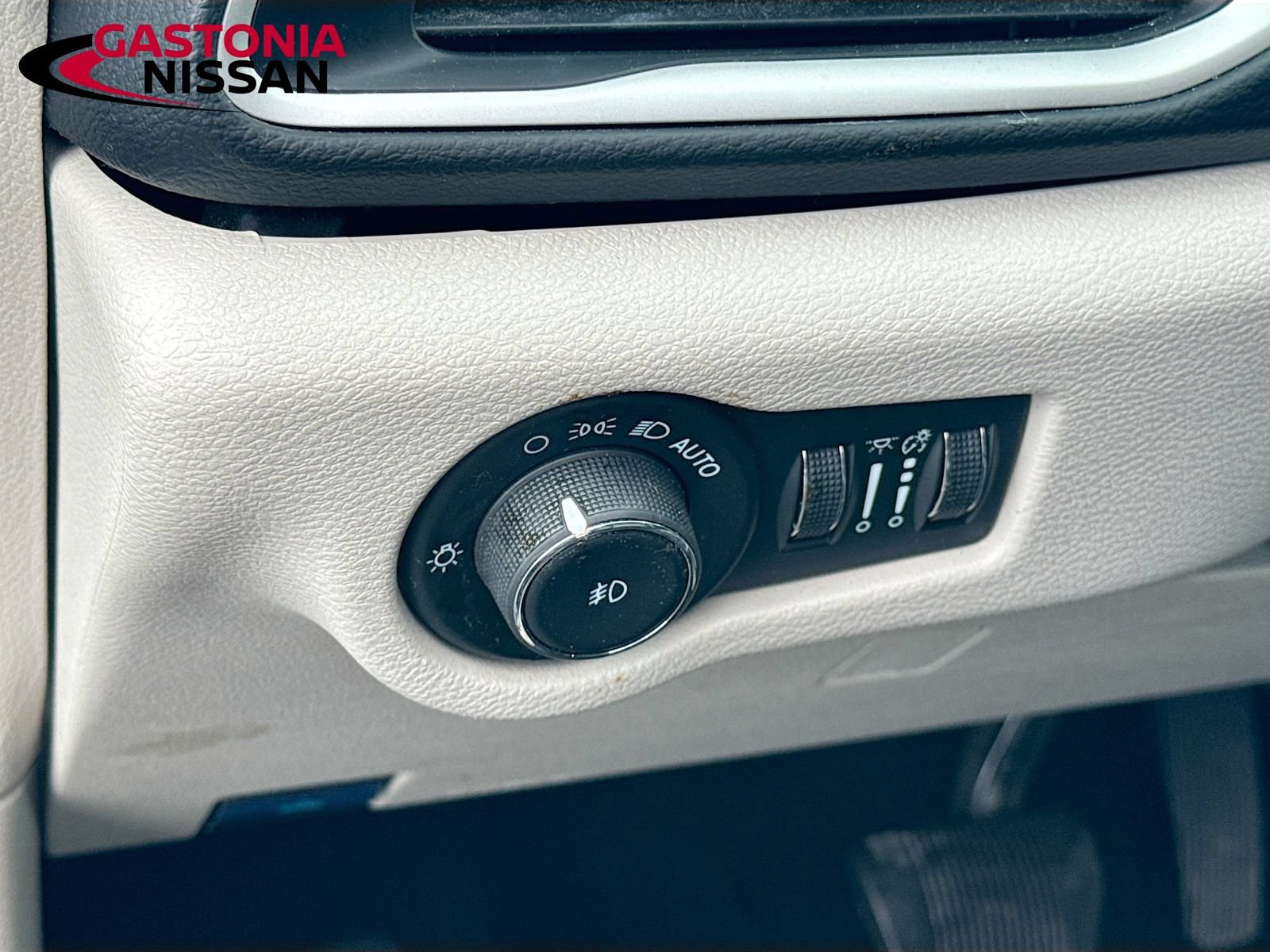 Used 2023 Chrysler Pacifica Touring-L FWD image 13