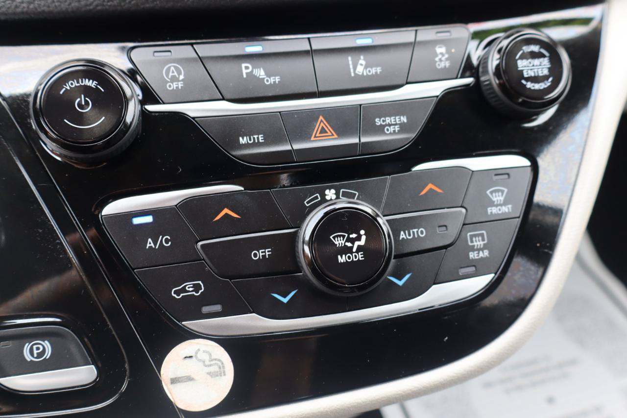 Used 2023 Chrysler Pacifica Touring-L FWD image 19