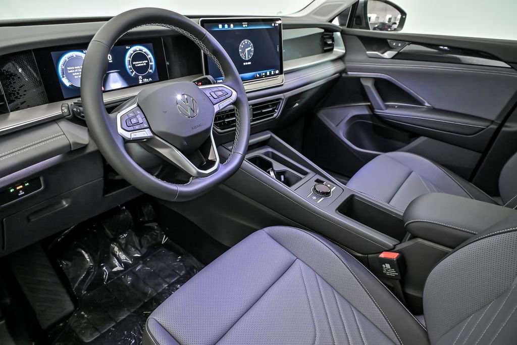 Certified 2025 Volkswagen Tiguan SE w/ Panoramic Sunroof Package AWD/4WD image 6
