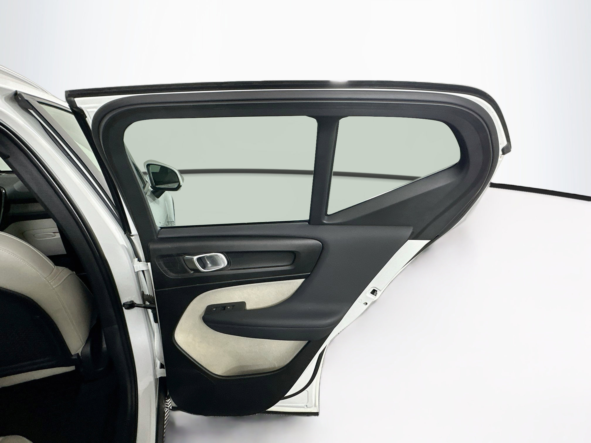 Used 2023 Volvo XC40 B4 Plus w/ Protection Package Premier FWD image 31