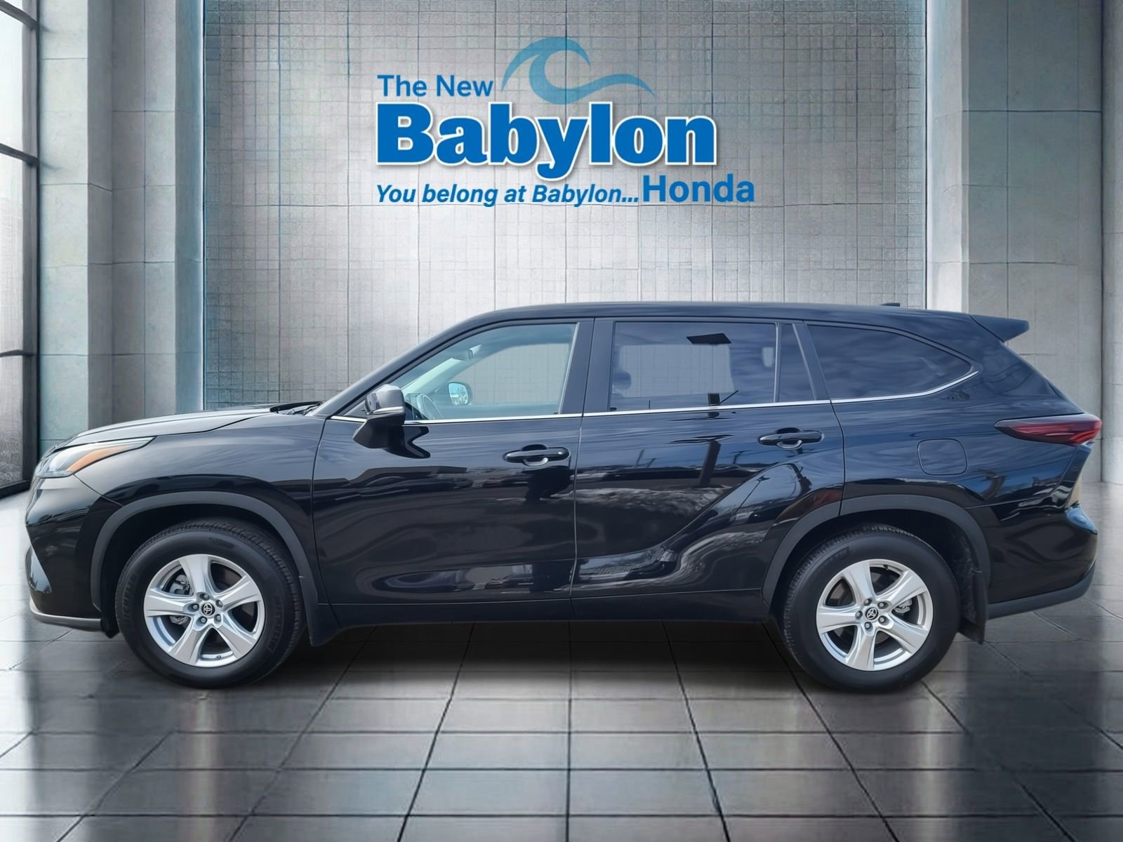 Used 2024 Toyota Highlander LE AWD/4WD image 2
