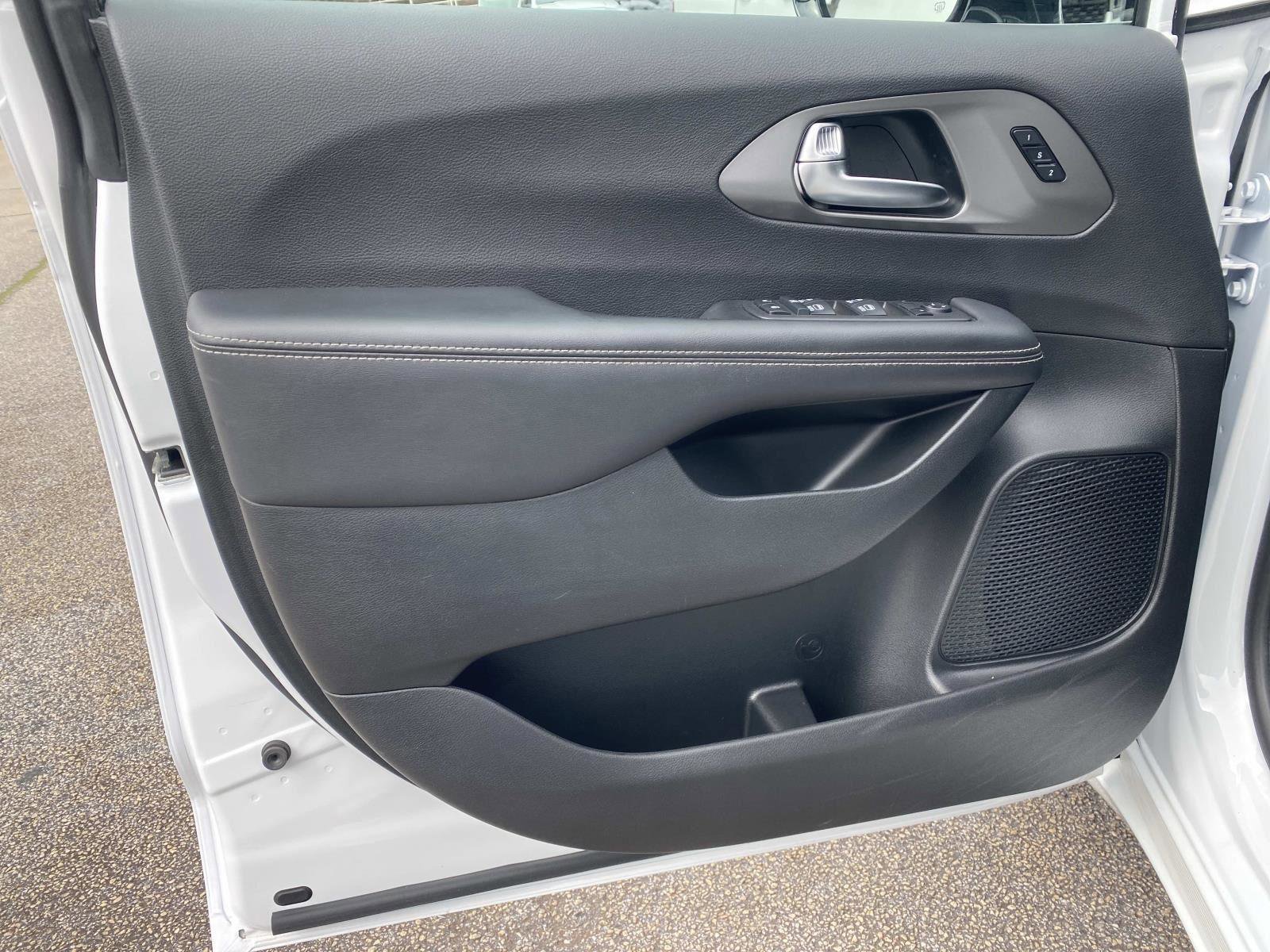 Certified 2025 Chrysler Pacifica Select FWD image 19