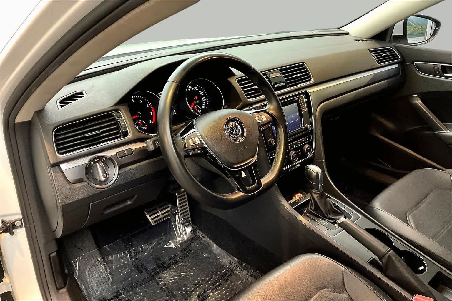 Used 2018 Volkswagen Passat 2.0T R-Line FWD image 16