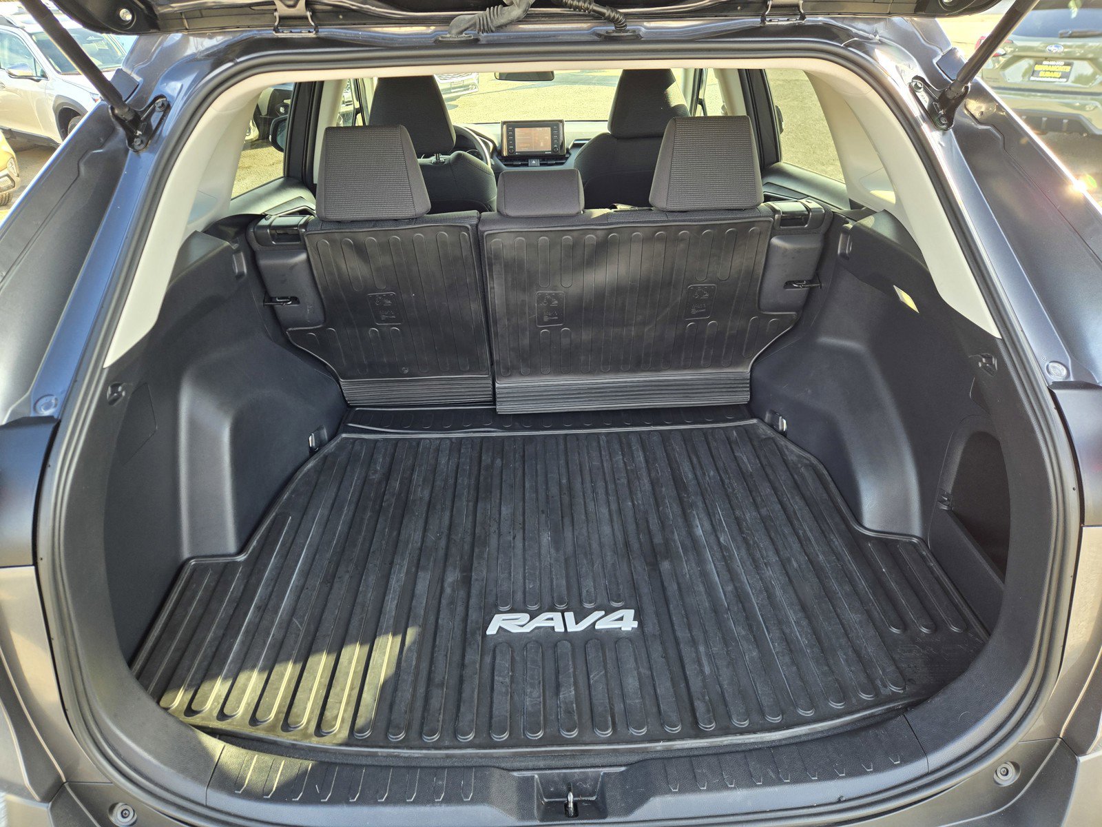 Used 2022 Toyota RAV4 LE image 10