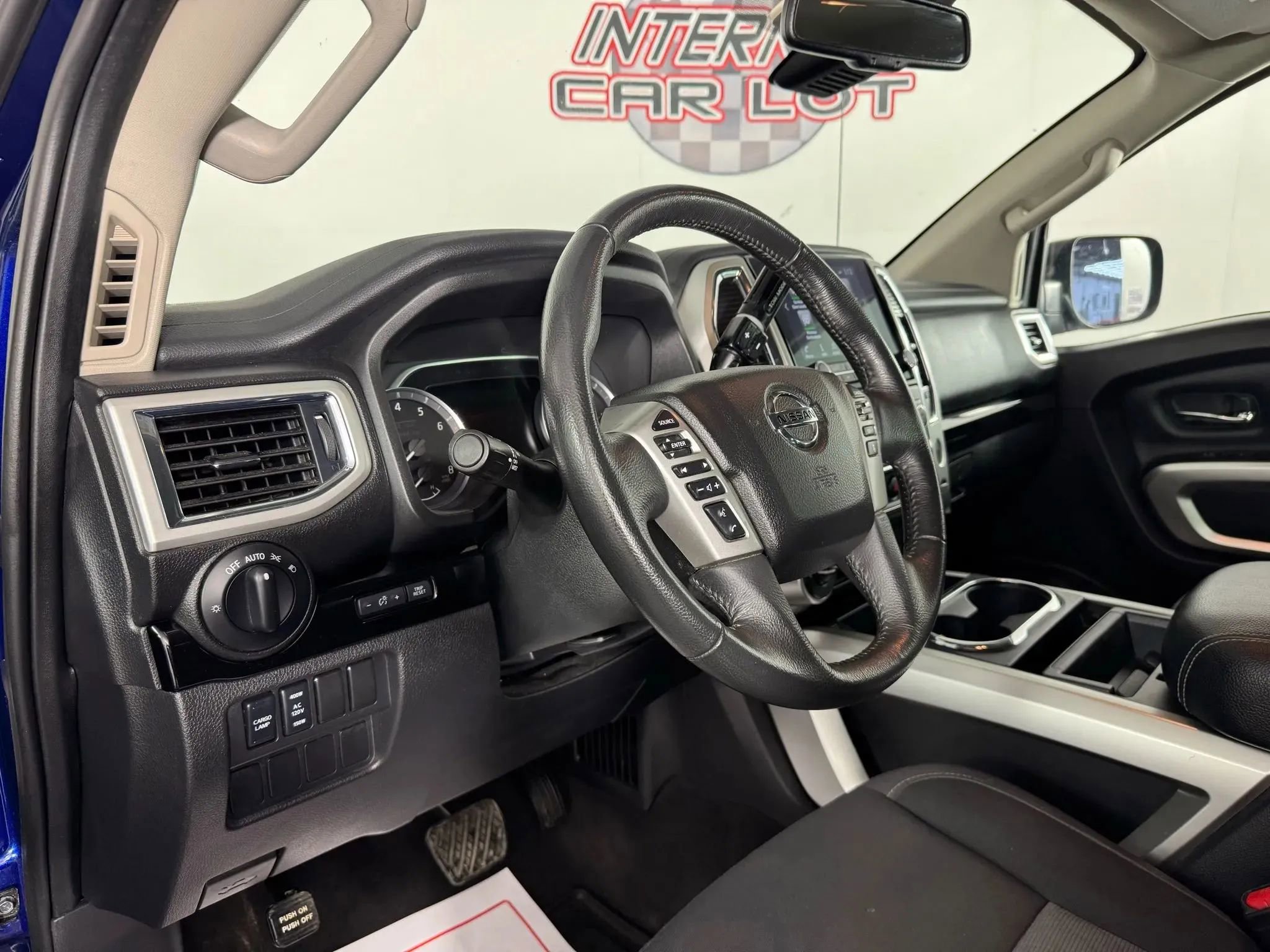 Used 2021 Nissan Titan SV w/ SV Convenience Package image 10