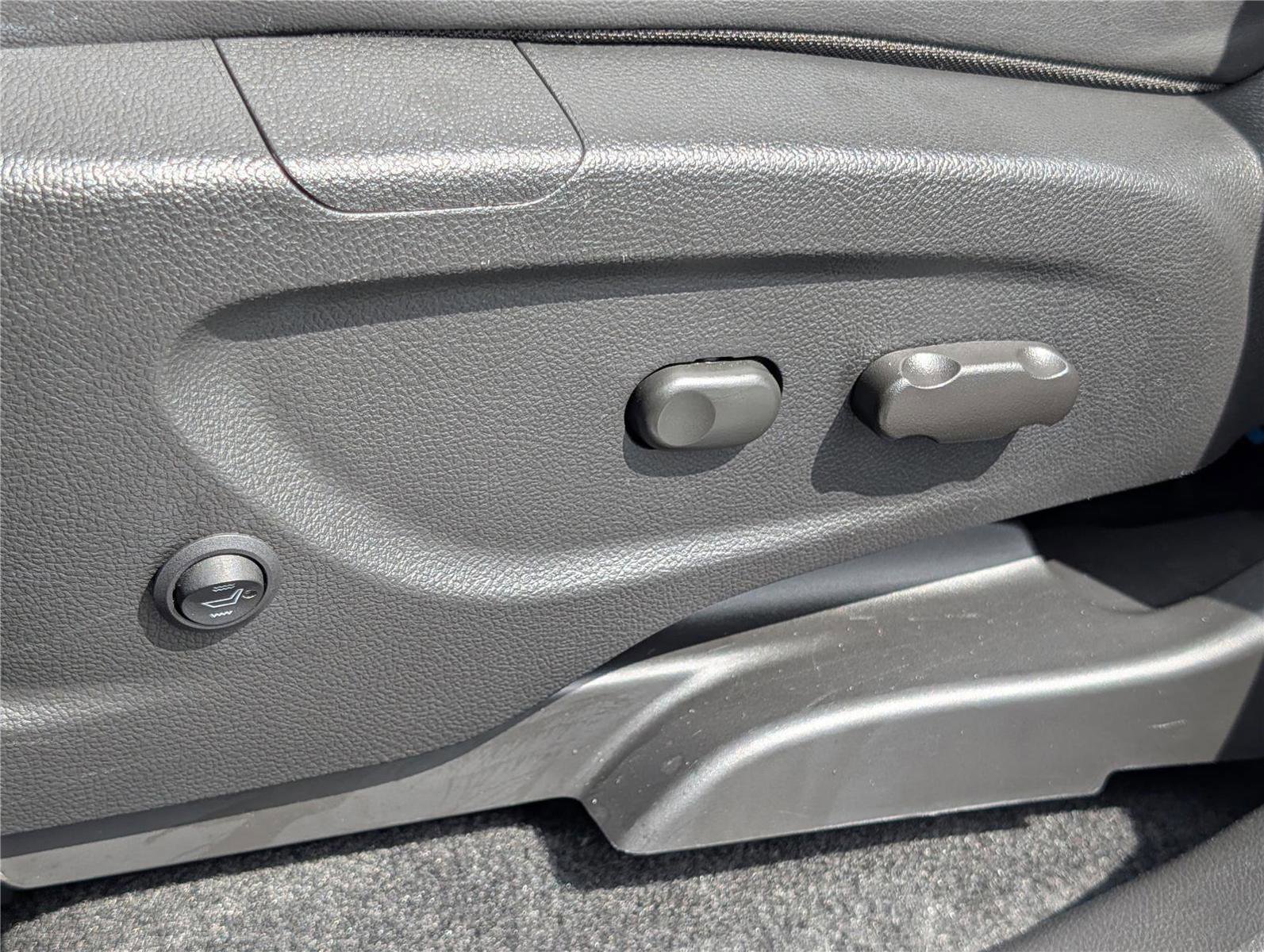 Used 2022 Chevrolet Trax LT w/ LT Convenience Package image 19