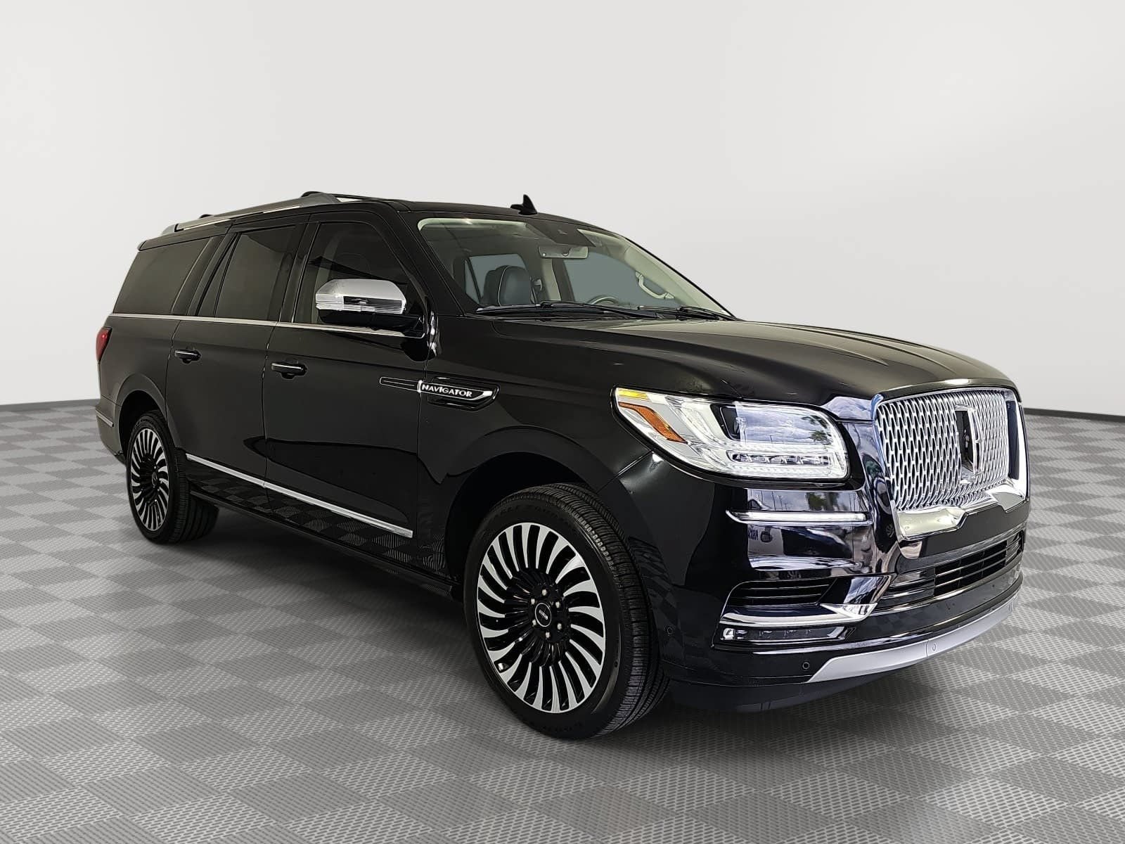 Used 2021 Lincoln Navigator L Black Label w/ Cargo Convenience Package AWD/4WD image 2
