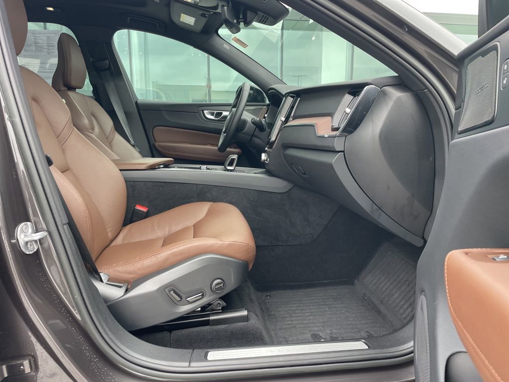 Certified 2023 Volvo XC60 B5 Plus w/ Climate Package image 15