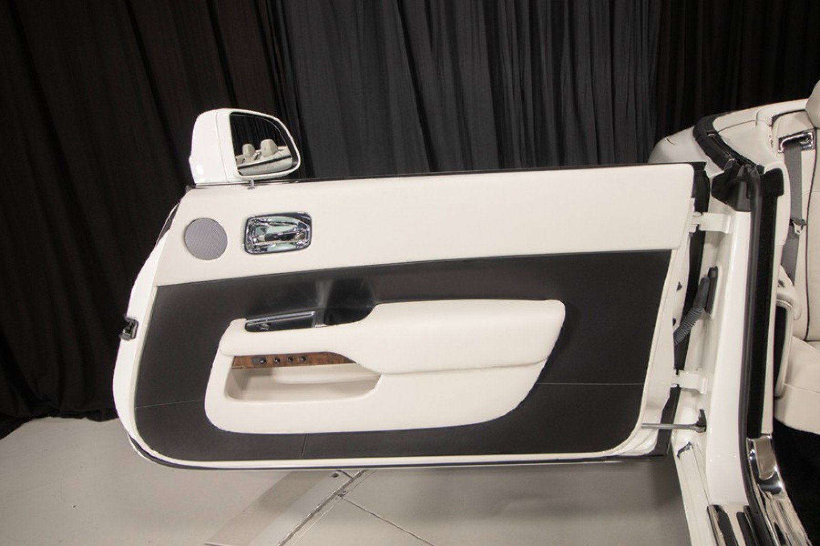 Used 2017 Rolls-Royce Dawn image 45