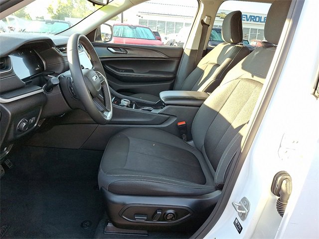 Used 2023 Jeep Grand Cherokee L Laredo image 15