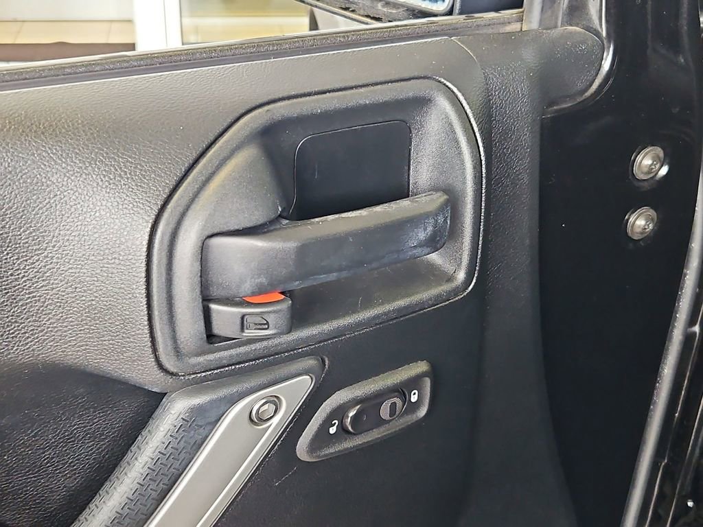 Used 2017 Jeep Wrangler Unlimited Rubicon w/ Connectivity Group image 11