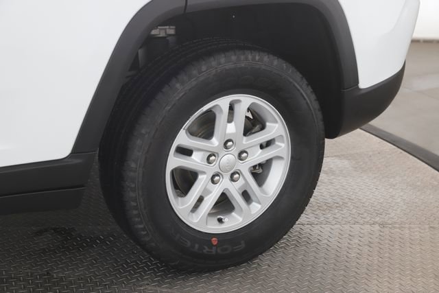 Used 2024 Jeep Grand Cherokee Laredo image 14