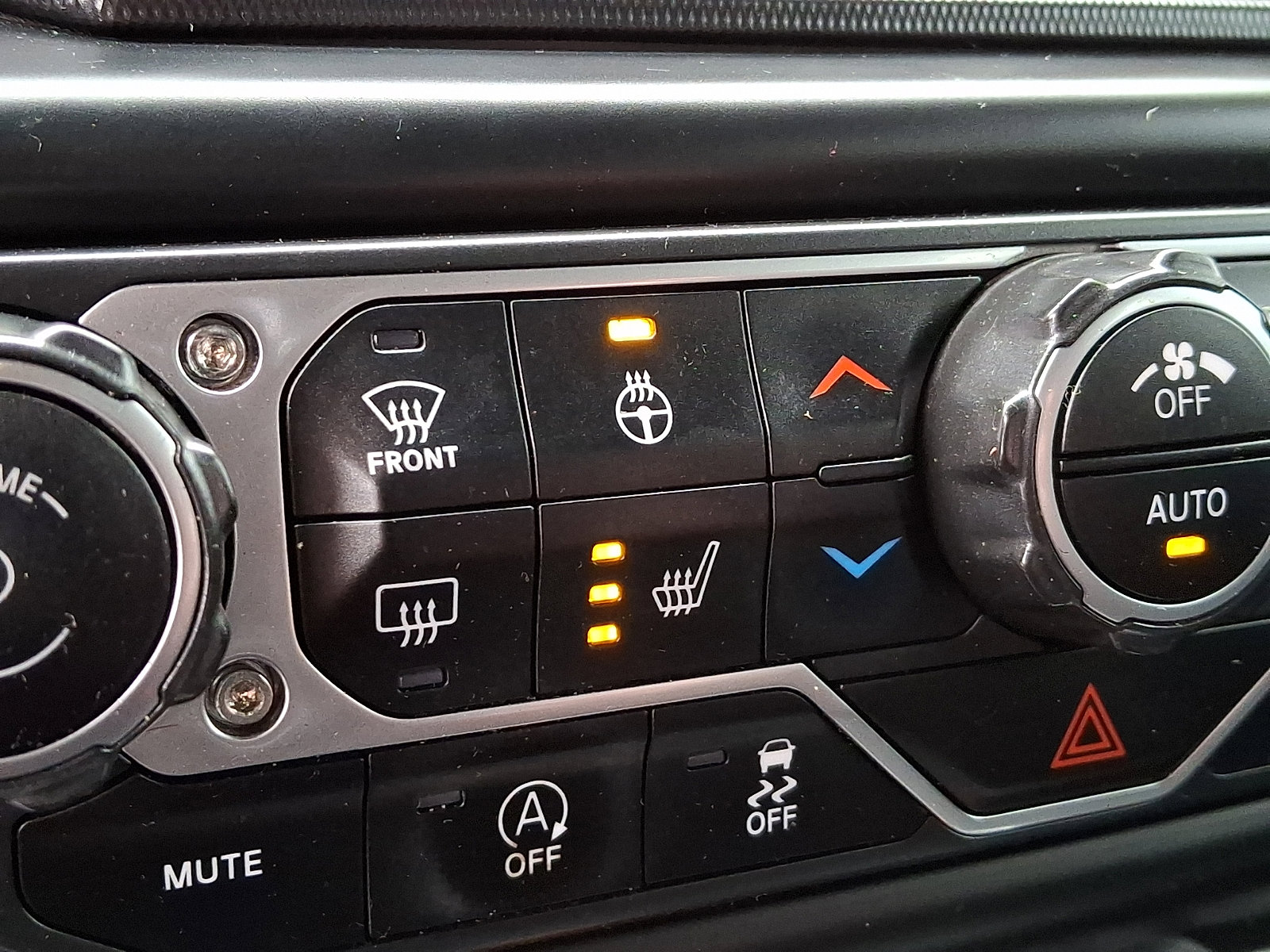 Used 2018 Jeep Wrangler Unlimited Rubicon w/ Uconnect 4C Nav & Sound Group image 24